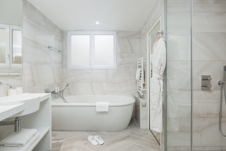 Junior Suite | Bathroom | Hair dryer, towels, soap, shampoo