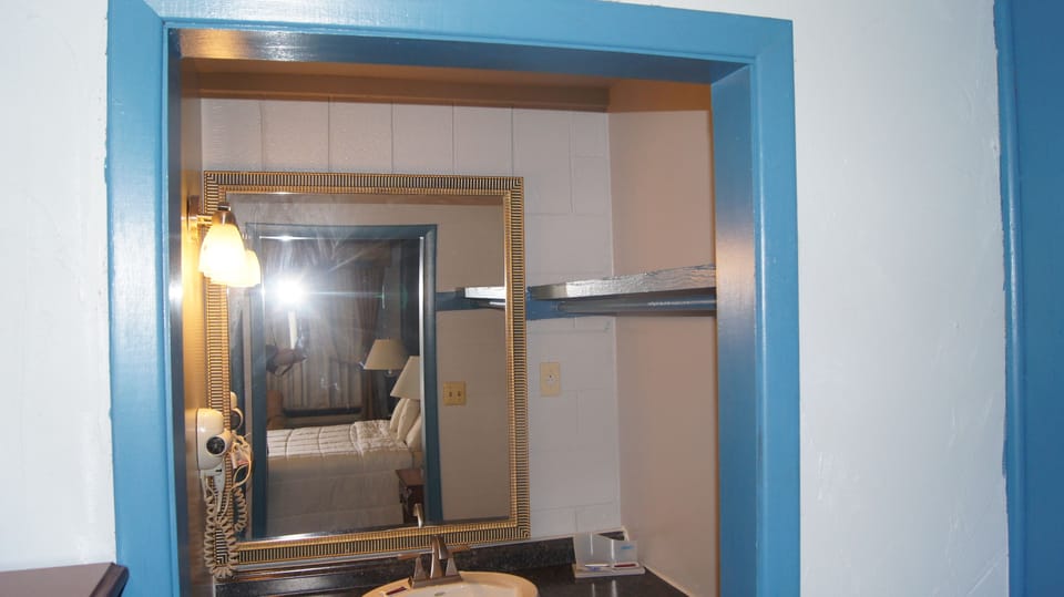 Standard Single Room, 1 King Bed | Bathroom sink