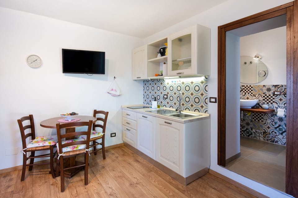 Standard Double Room, Kitchen, Valley View | Private kitchen | Stovetop, coffee/tea maker, electric kettle, highchair