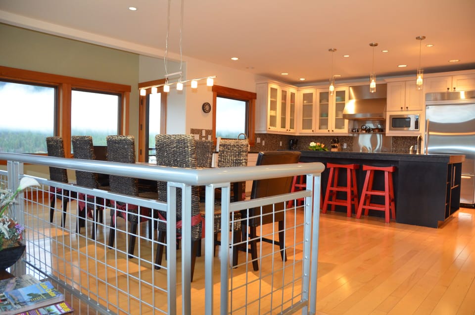 Gourmet Kitchen, Huge Prep Island with Sink