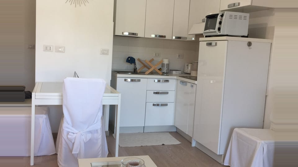 Kitchen and table for 2 
