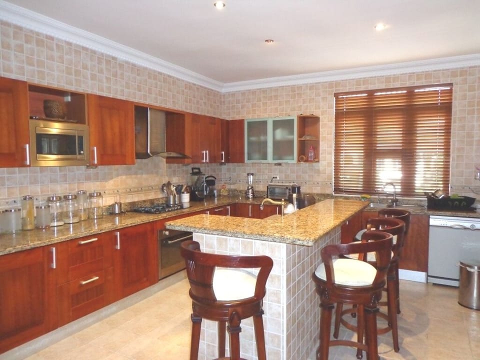 Large fully equips kitchen with both gas and electric installations 