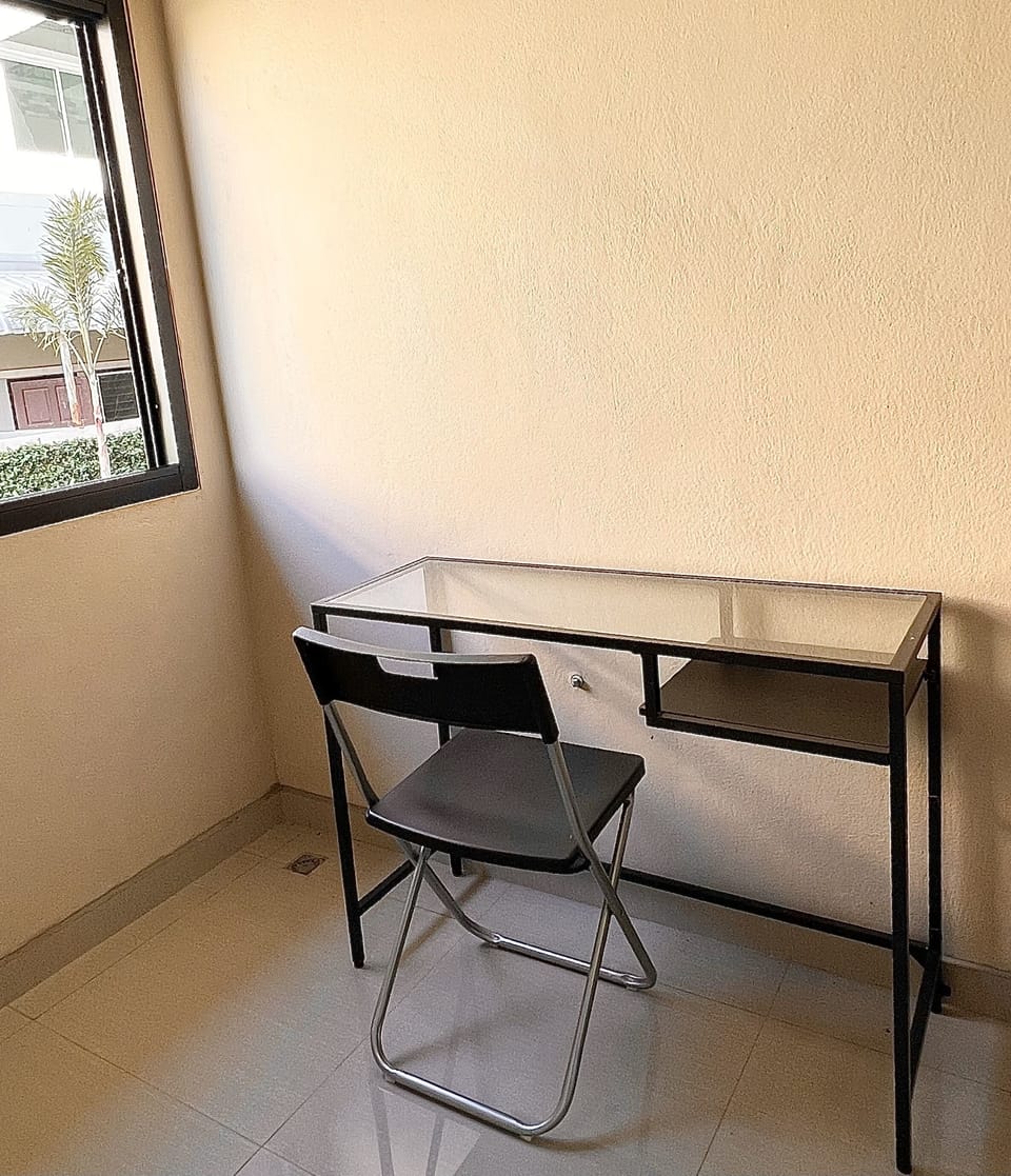 Desk, free WiFi