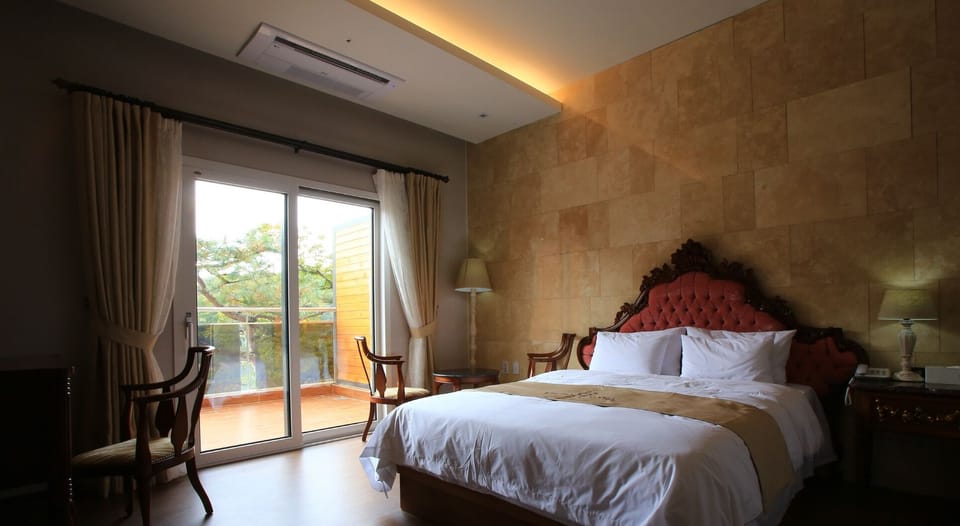 Suite | Premium bedding, blackout drapes, free WiFi, bed sheets