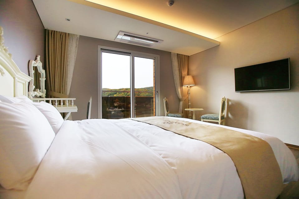 Deluxe Room | Premium bedding, blackout drapes, free WiFi, bed sheets