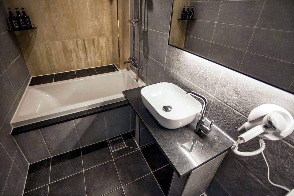 Twin Room | Bathroom | Combined shower/tub, free toiletries, hair dryer, bathrobes
