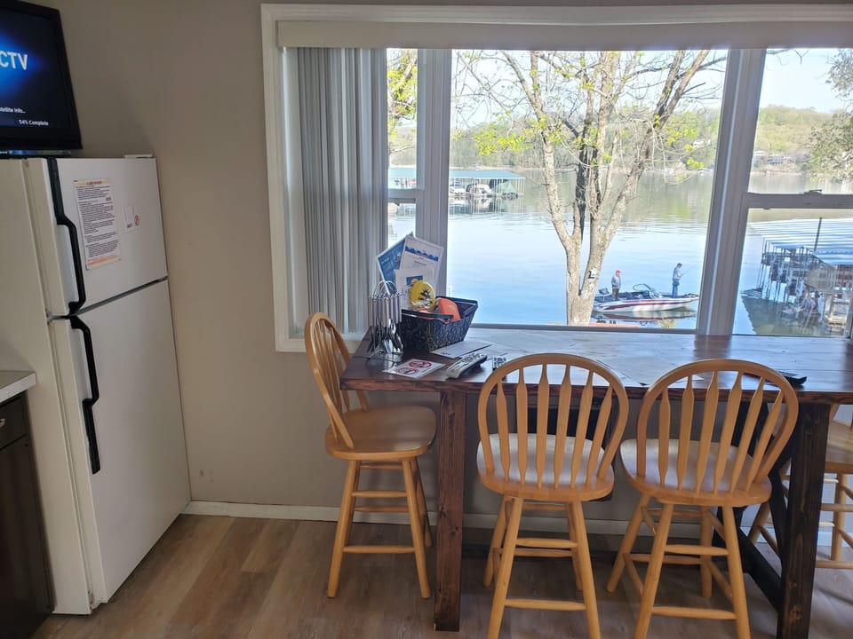Lakefront Cabin-2 Bedroom/1 Bath (Small) | In-room dining