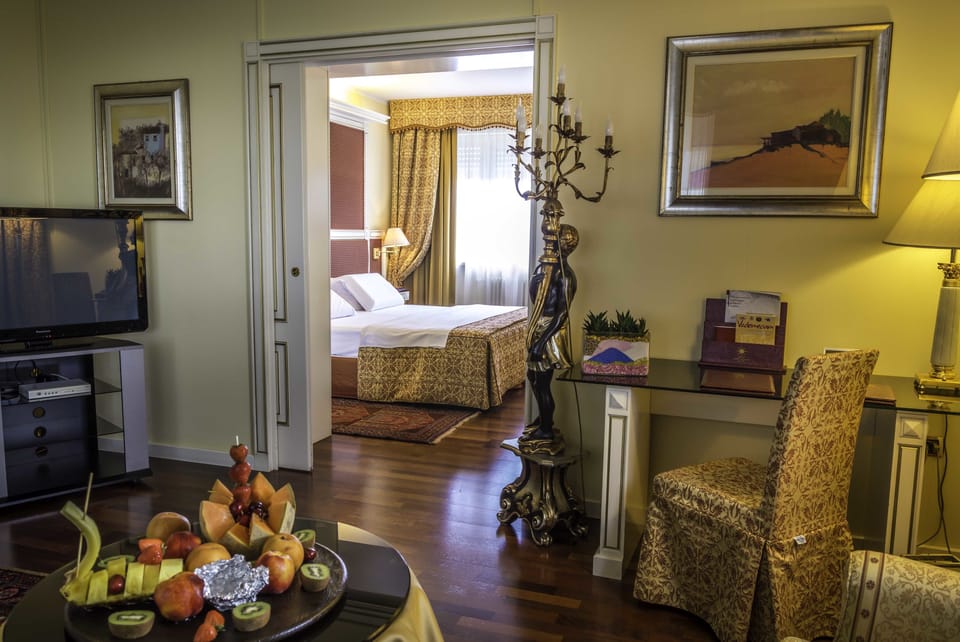 Suite Matrimoniale/Doppia Letti Singoli | Minibar, in-room safe, desk, blackout drapes