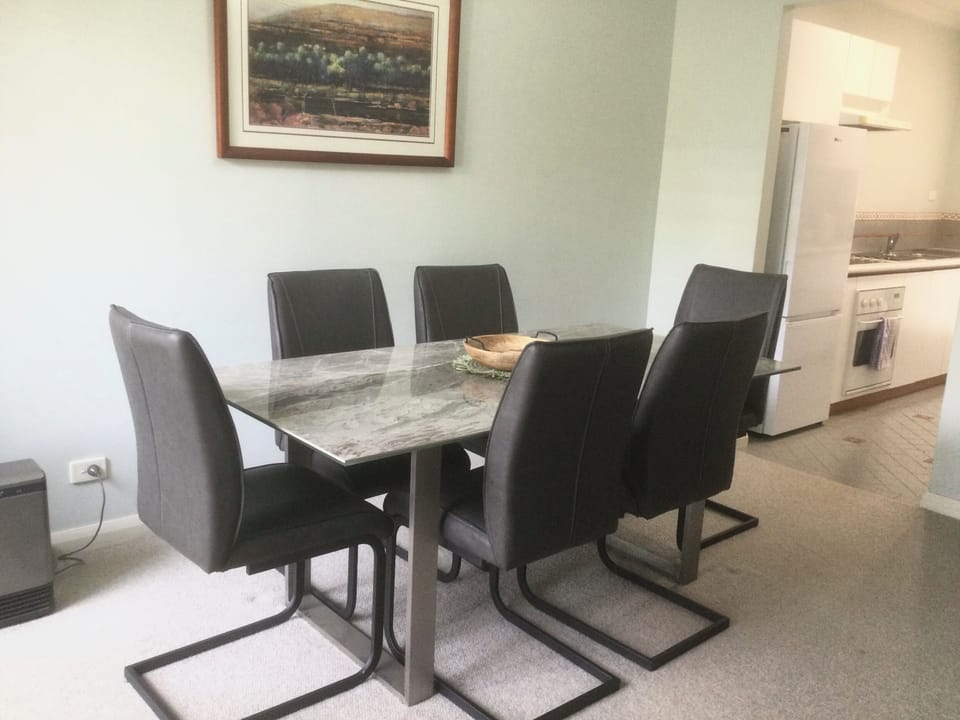 Standard House, 3 Bedrooms (1 Queen, 1 Double, 1 Tri-bunk) | In-room dining