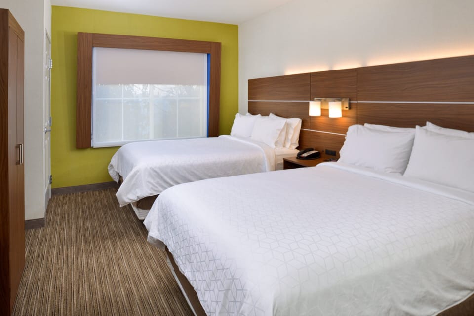 Pillowtop beds, in-room safe, desk, blackout drapes