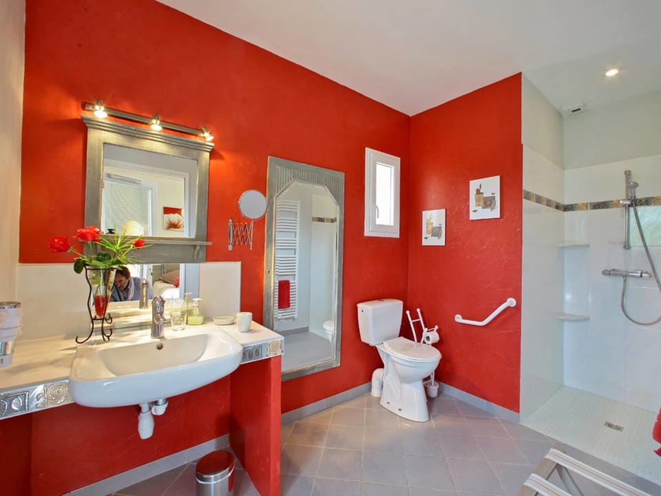 Double Room (Les Milandes) | Bathroom | Shower, free toiletries, towels