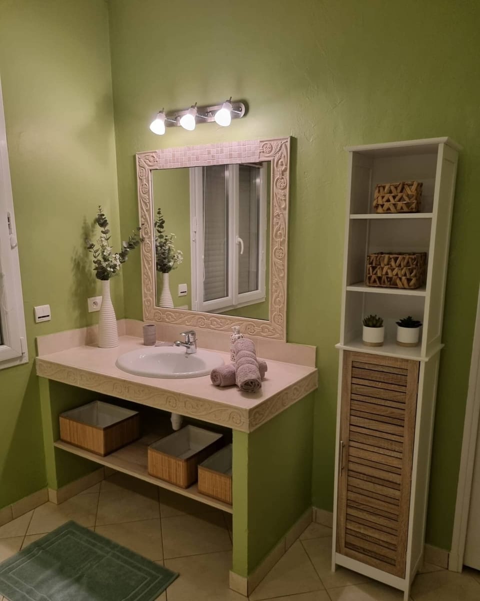 Family Suite (Marqueyssac) | Bathroom | Shower, free toiletries, towels