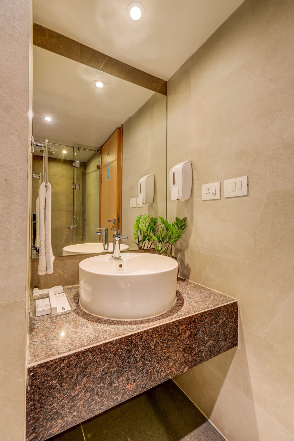 Deluxe Room, 1 Double Bed, Non Smoking | Bathroom | Slippers, towels
