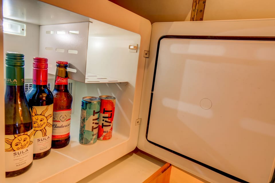Deluxe Room, 1 Double Bed, Non Smoking | In-room dining