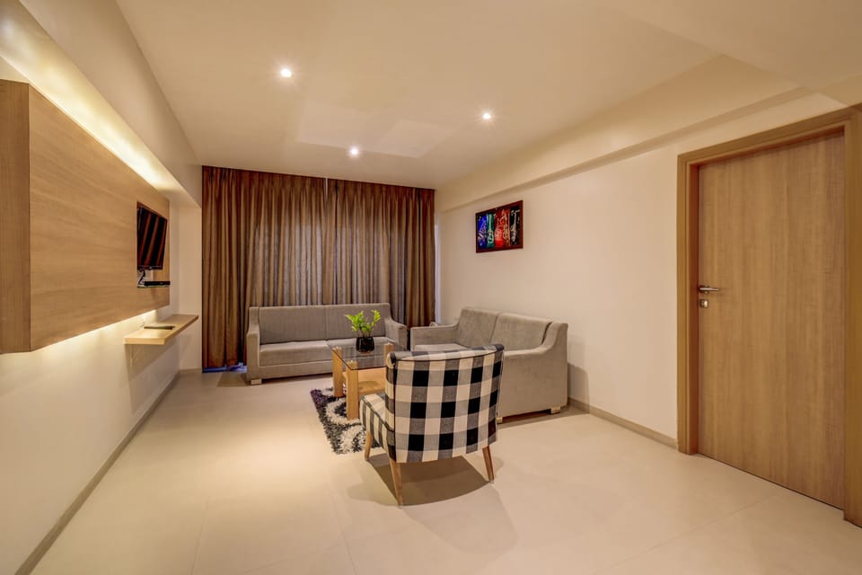 Suite | In-room safe, desk, iron/ironing board, rollaway beds