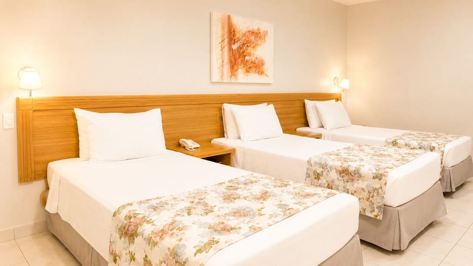 Quarto Triplo Solteiro | Minibar, in-room safe, WiFi (free), bed sheets