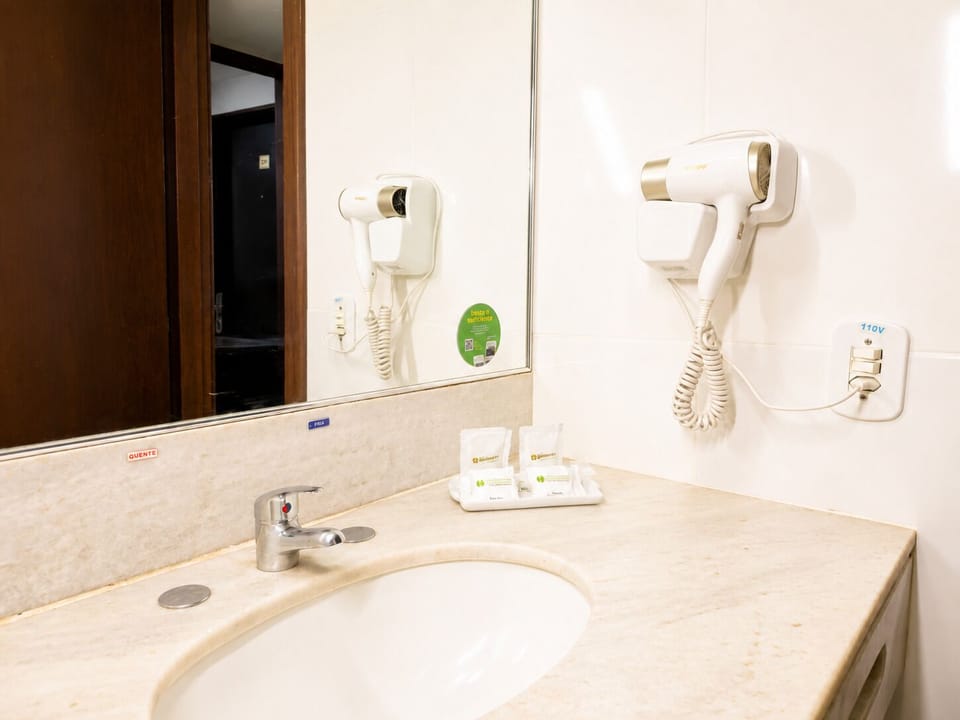Quarto Triplo Casal | Bathroom | Shower, towels