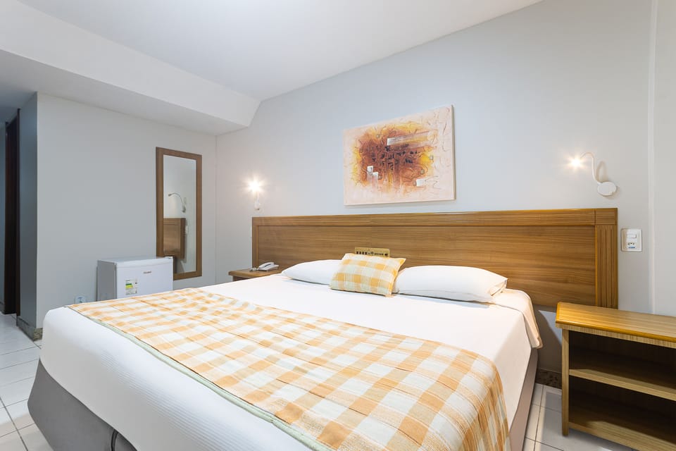 Double Room | Minibar, in-room safe, WiFi (free), bed sheets