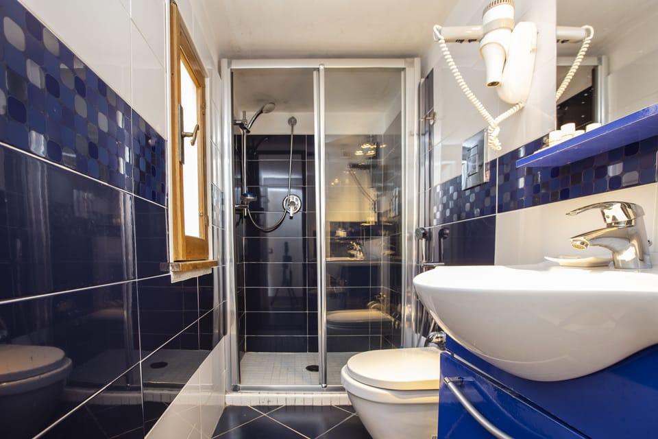 Double Room, 1 Queen Bed | Bathroom | Shower, rainfall showerhead, free toiletries, hair dryer