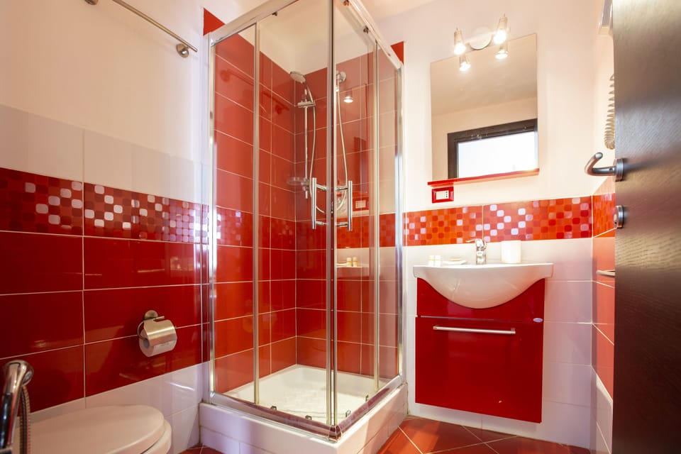 Double Room, 1 Queen Bed | Bathroom | Shower, rainfall showerhead, free toiletries, hair dryer