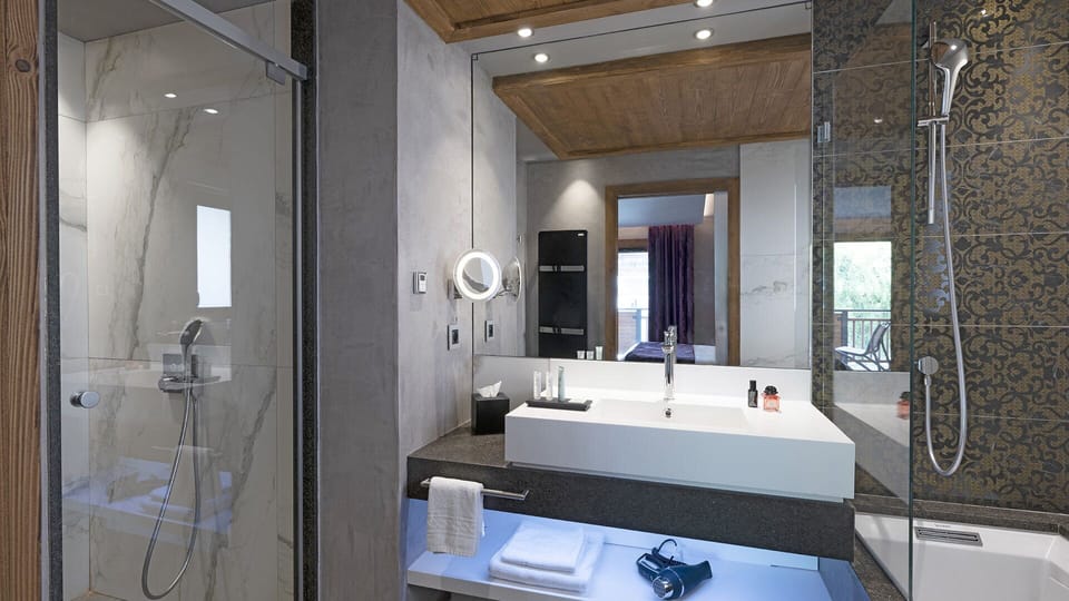 Deluxe Double Room | Bathroom | Shower, hair dryer, slippers, towels