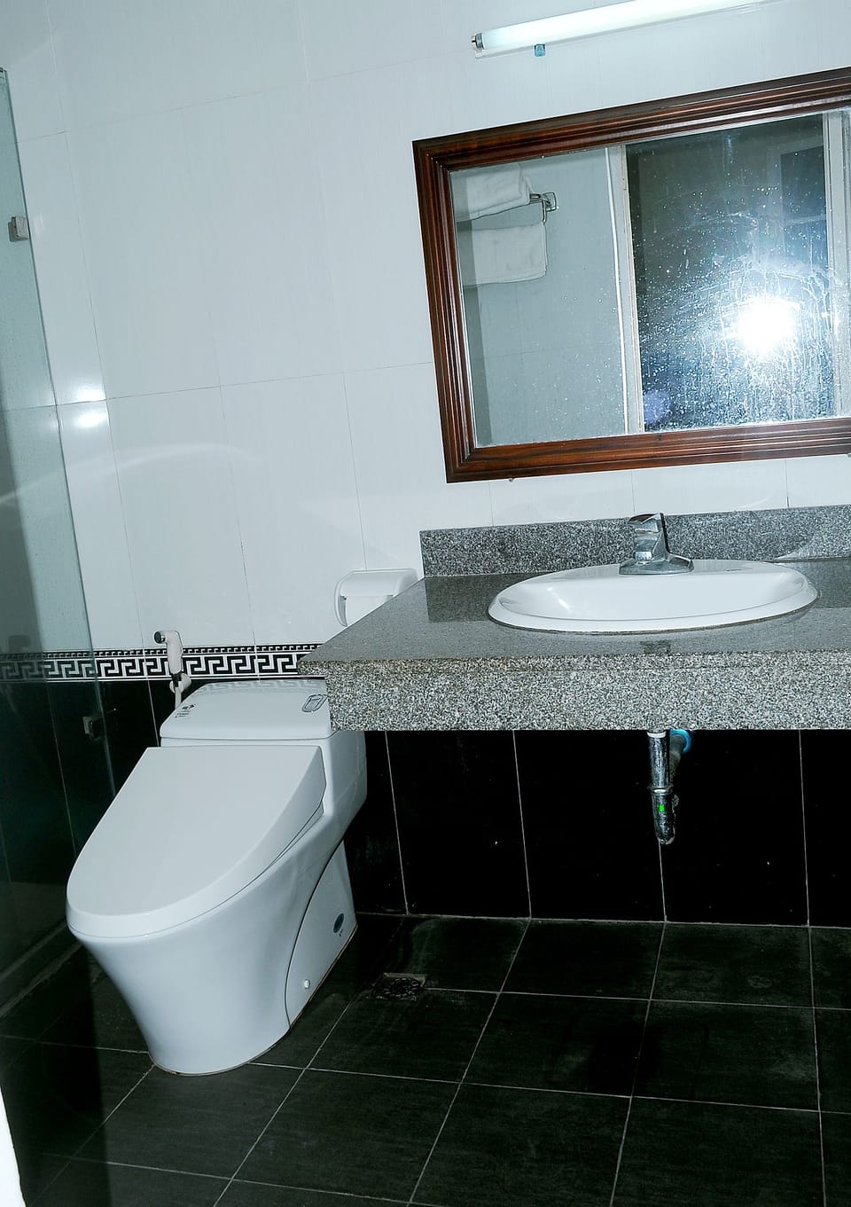 Standard Double or Twin Room | Bathroom | Shower, rainfall showerhead, designer toiletries, hair dryer
