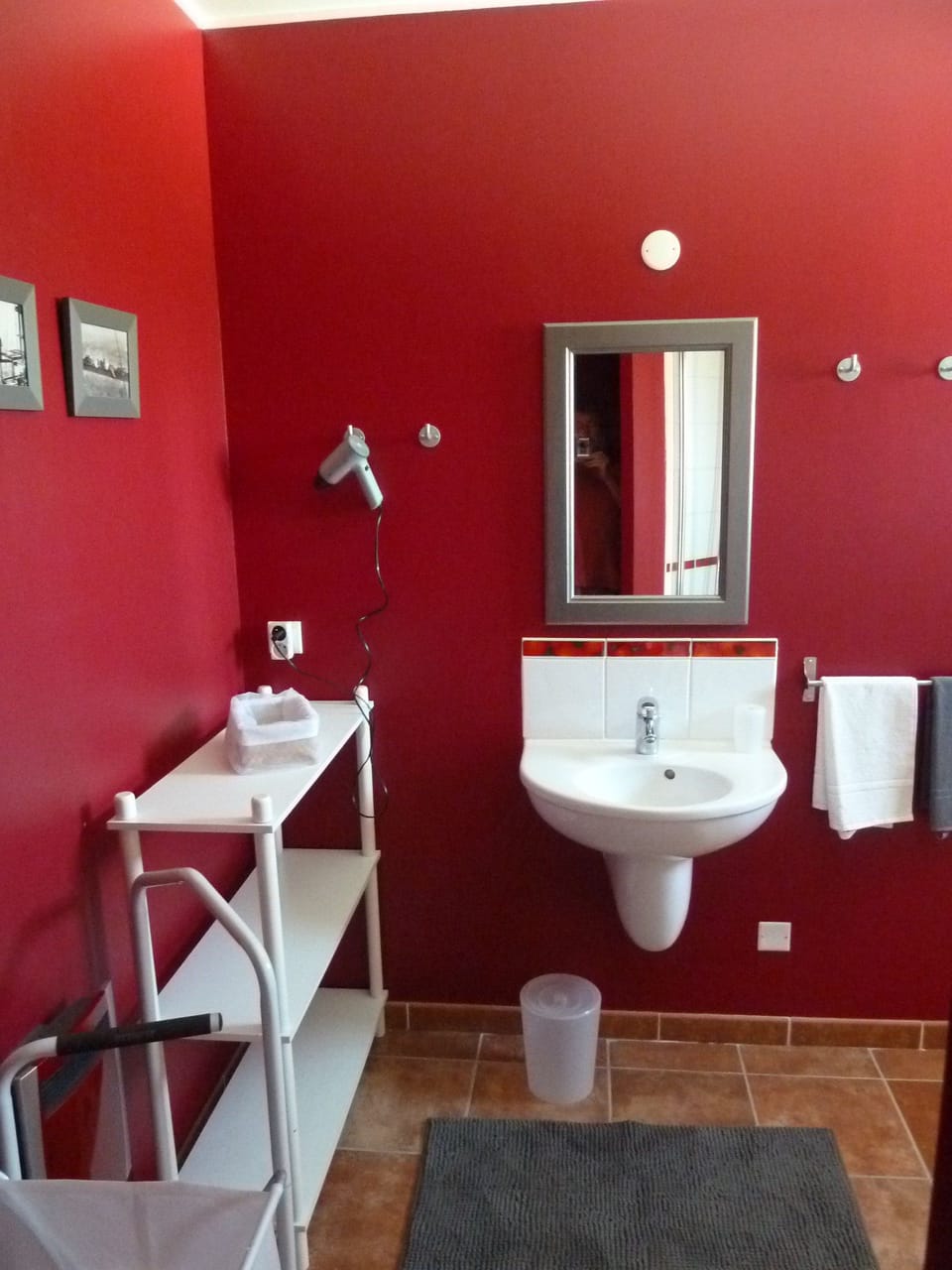 Classic Double Room (Coquelicot) | Bathroom | Combined shower/tub, free toiletries, hair dryer, towels