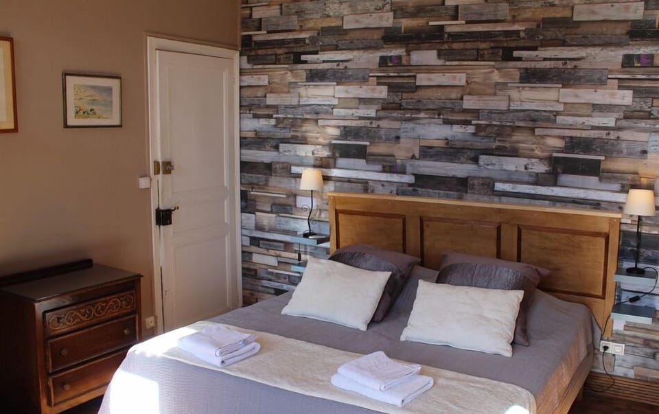 Superior Double Room, Private Bathroom, Garden View (Chambre Canigó) | Iron/ironing board, free WiFi, bed sheets