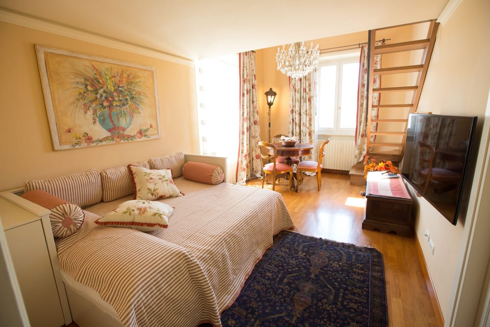 Deluxe Apartment | Living area | Flat-screen TV