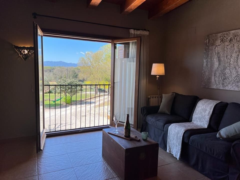 Family Room, 2 Bedrooms (Mariposa) | Free cribs/infant beds, free WiFi, bed sheets
