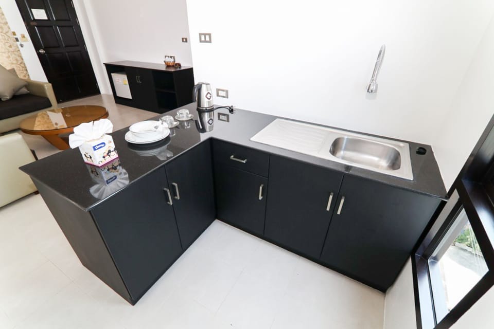 Premier Studio Suite | Private kitchen | Mini-fridge