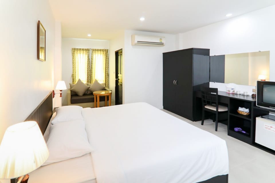Executive Room | In-room safe, desk, laptop workspace, blackout drapes