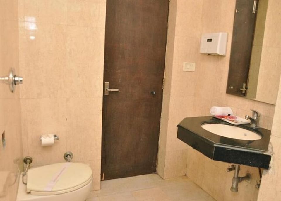 Deluxe Room | Bathroom | Shower, rainfall showerhead, free toiletries, hair dryer