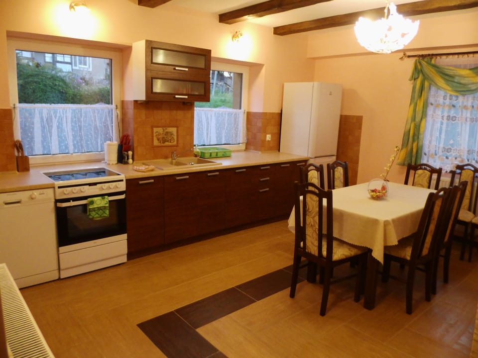 Apartment, 3 Bedrooms | Private kitchen | Full-size fridge, microwave, oven, stovetop