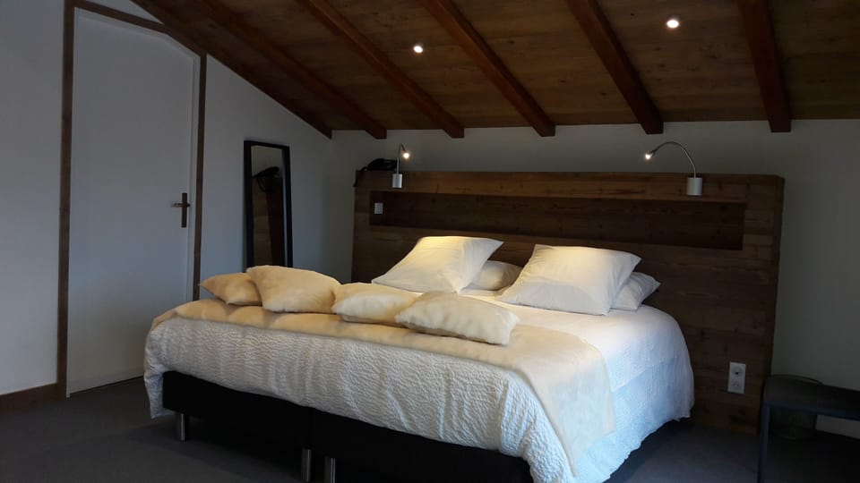 Premium bedding, individually decorated, individually furnished, desk