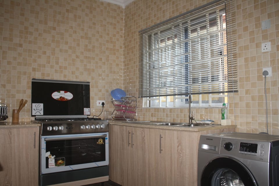 Suite, 3 Bedrooms | Private kitchen | Refrigerator (on request), microwave (on request), electric kettle