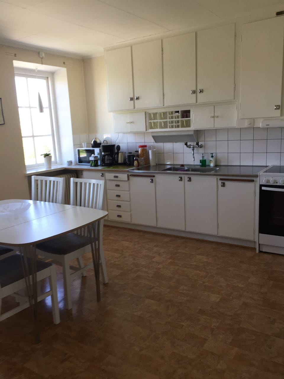 Full-size fridge, microwave, oven, stovetop