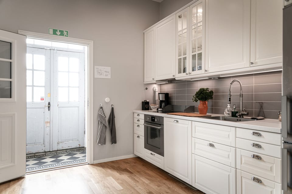 Full-size fridge, microwave, oven, stovetop