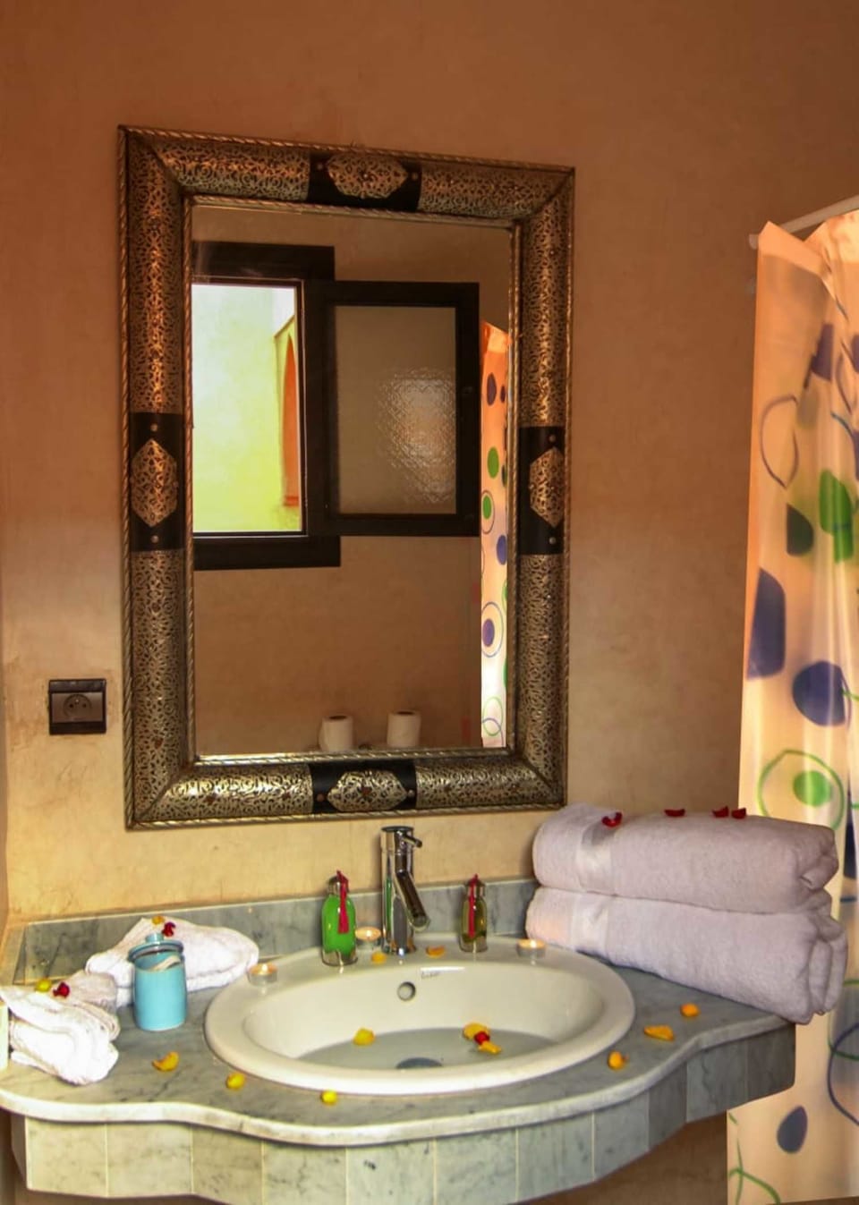 Junior Suite | Bathroom | Shower, free toiletries, hair dryer, towels