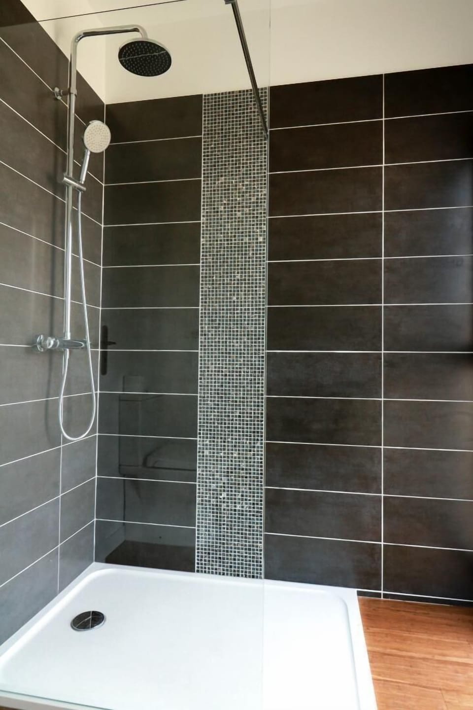 Room (Pablo) | Bathroom shower