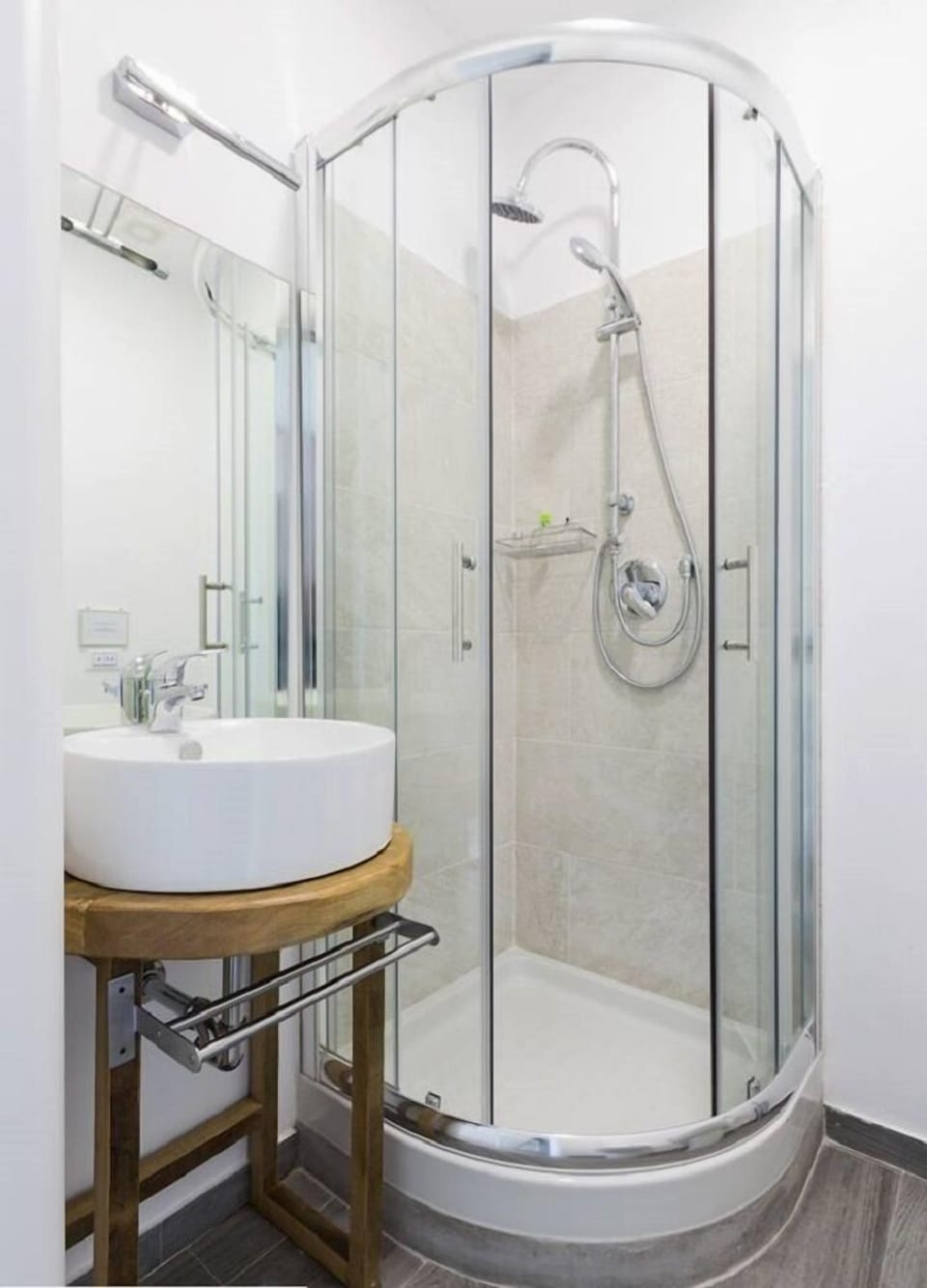 Double Room | Bathroom | Shower, rainfall showerhead, hair dryer, bidet