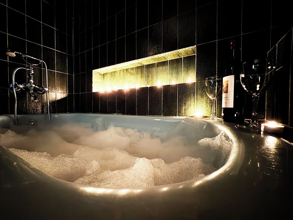 Classic Double Room | Bathroom | Combined shower/tub, free toiletries, hair dryer, towels