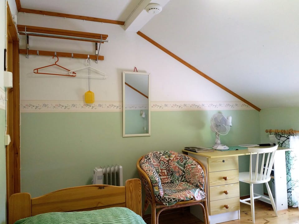 Basic Twin Room, 2 Twin Beds, Hill View | Desk