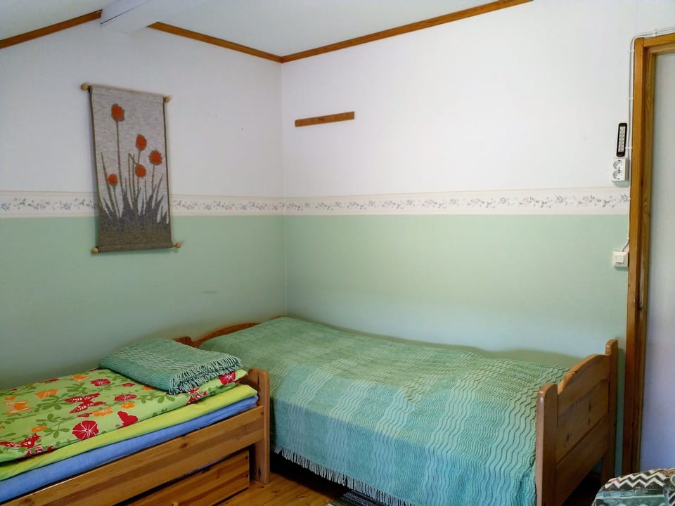 Basic Twin Room, 2 Twin Beds, Hill View | Desk