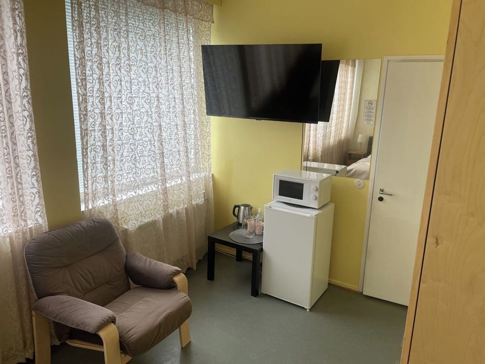 Basic Double Room | Soundproofing, iron/ironing board (on request), WiFi (free), bed sheets