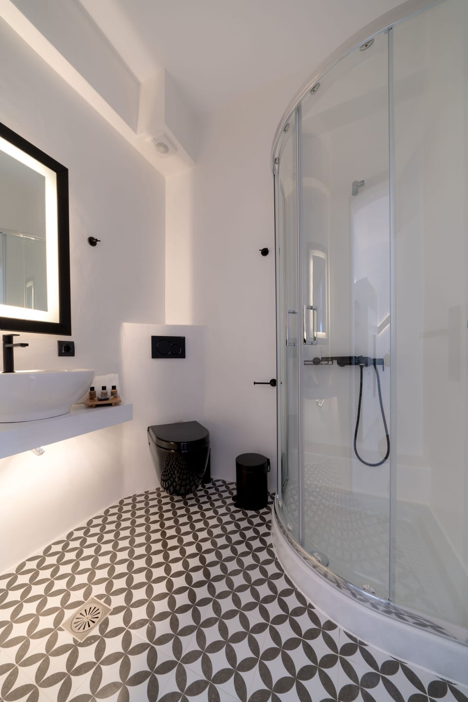 Elite Double Room, 1 King Bed, Non Smoking | Bathroom | Shower, rainfall showerhead, free toiletries, hair dryer