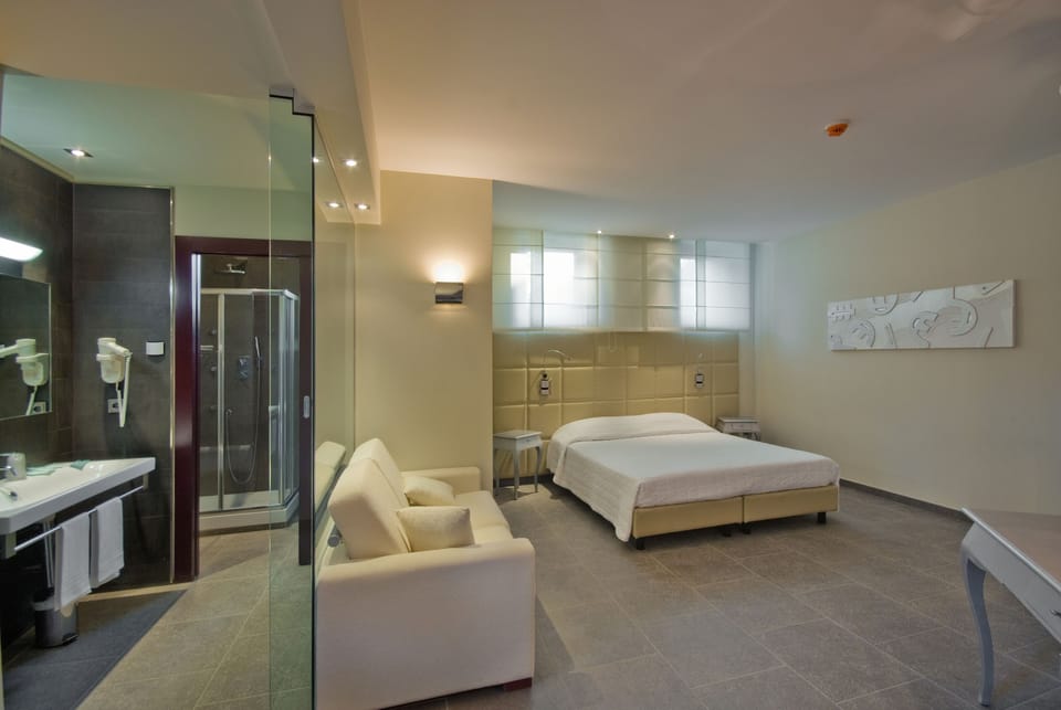 1 bedroom, hypo-allergenic bedding available, memory foam beds, minibar