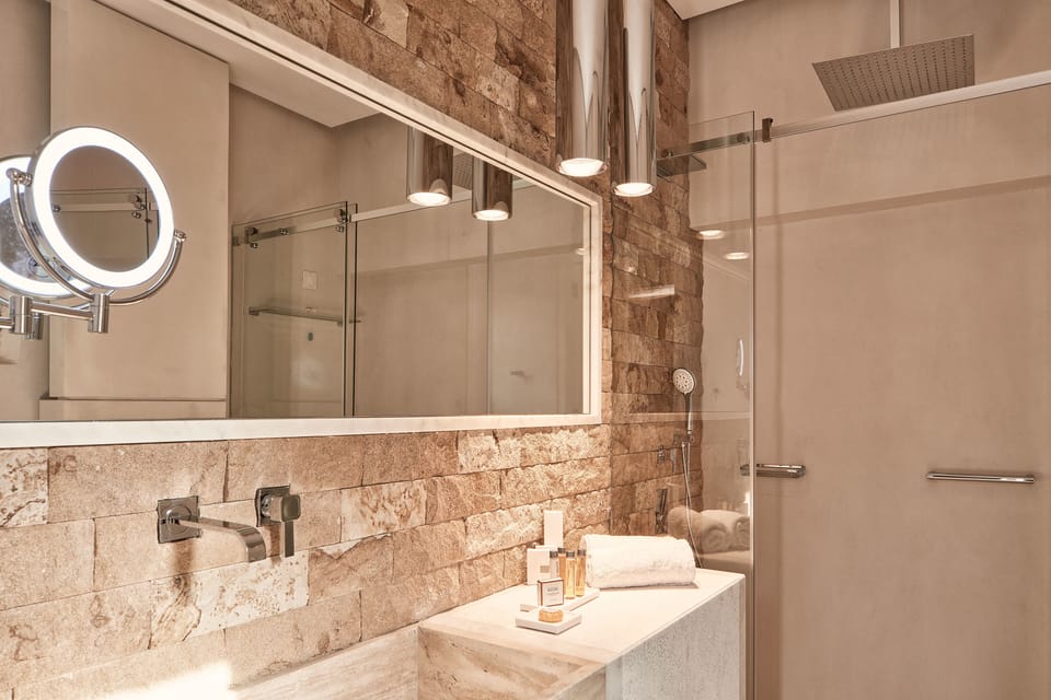 Shower, rainfall showerhead, free toiletries, hair dryer