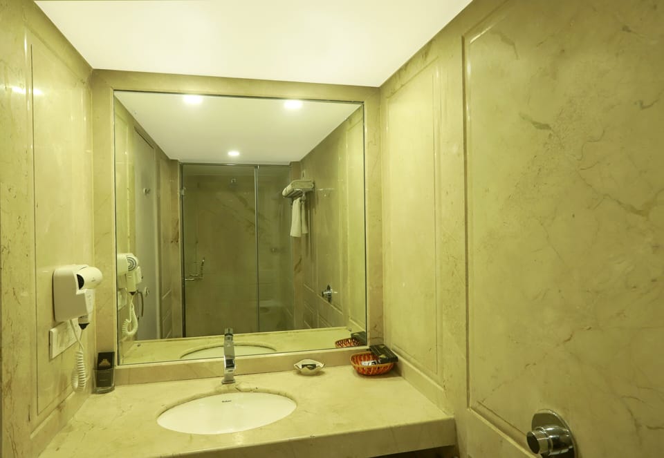 Executive Double Room, Non Smoking | Bathroom | Shower, free toiletries, hair dryer, towels