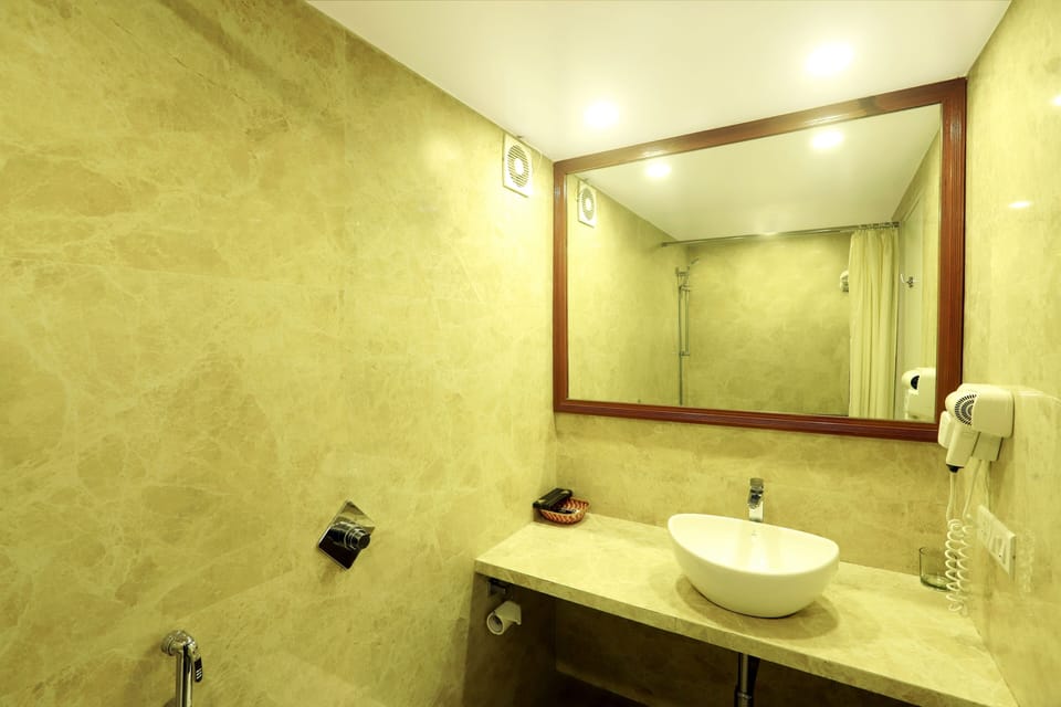 Deluxe Double or Twin Room | Bathroom | Shower, free toiletries, hair dryer, towels